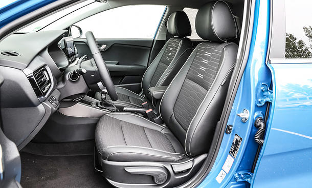 Die Vordersitze des Kia Stonic (2020).