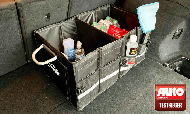 Die Oasser Kofferraumtasche im Kofferraum, gefüllt mit Kleinkram.