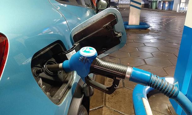 Spritpreisentwicklung: Symbolbild zeigt ein Fahrzeug an der Tankstelle, das betankt wird.