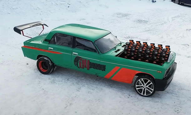 Der Lada 2106 mit Bohrmaschinen-E-Antrieb von schräg oben und von der Seite fotografiert.