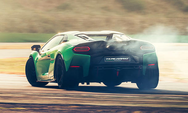 Der Lamborghini Temerario (2025) driftet durch die Kurve, zu sehen ist das quergestellte Heck und Reifenqualm.