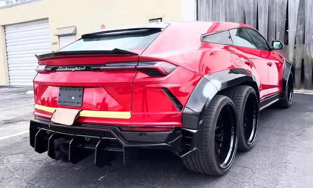 Lamborghini Urus 6x6 von South Florida Jeeps statisch von schräg hinten fotografiert.