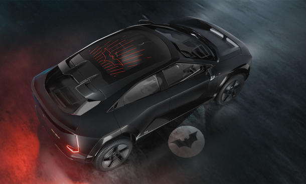 Der Mahindra BE 6 Batman Edition (2025) von oben, man sieht das Fledermaus-Symbol auf dem Boden.