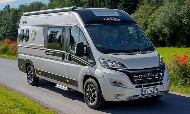 Malibu Van (2023), fahrend, Ansicht vorne rechts