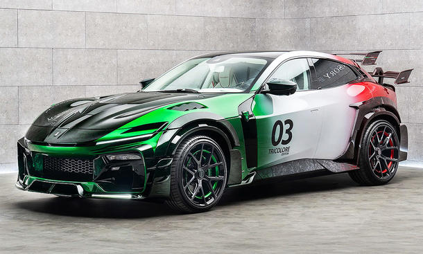 Man sieht den Mansory Pugnator Tricolore von schräg vorne