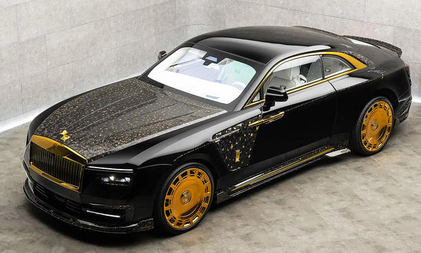 Blick von schräg vorne auf den Rolls-Royce Spectre Mansory Linea D'Oro.