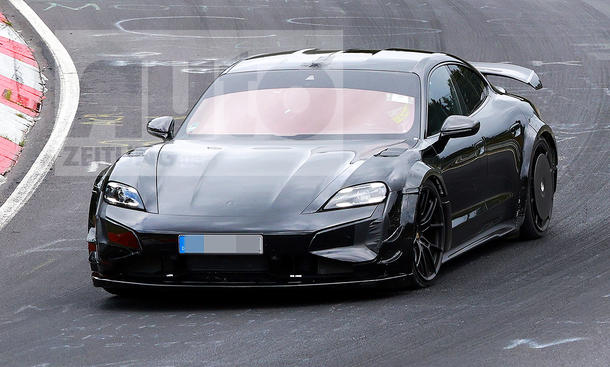 Blick von schräg vorne auf den fahrenden Porsche Taycan Turbo GT von Manthey.
