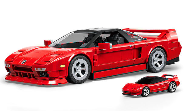 Das Bild zeigt den Mattel Brick Shop Acura NSX von schräg vorne links. Vor dem Klemmbaustein-Auto steht eine Diecast-Miniatur in kleinerem Maßstab.