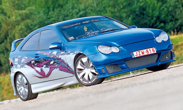Man sieht das Mercedes C-Klasse Sportcoupé von schräg vorne.