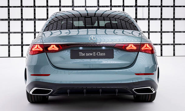 Die Mercedes E-Klasse (2023) als Limousine statisch von hinten fotografiert.