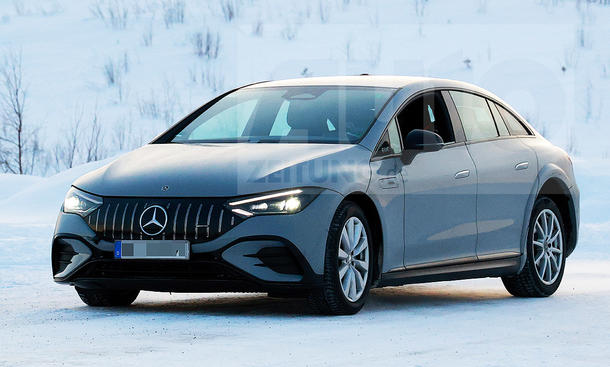 Blick von schräg vorne auf das fahrende Mule der elektrischen Mercedes E-Klasse (2027).