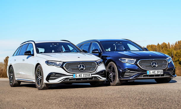 Blick von schräg vorne auf den Mercedes E 300 e T-Modell und den Mercedes E 220 d 4Matic T-Modell.