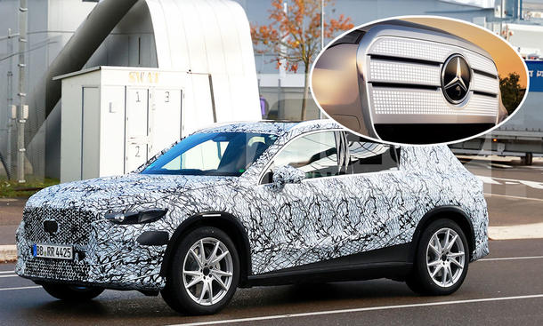 Der getarnte Mercedes GLC EQ (2026) fahrend, oben im Bild sieht man den Kühlergrill.