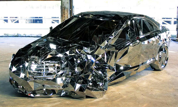 Blick von schräg vorne auf die Skulptur des Mercedes S 550 "Wreck".