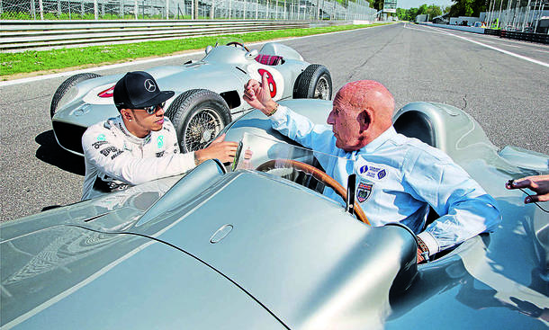 Lewis Hamilton und Stirling Moss in historischen Silberpfeilen