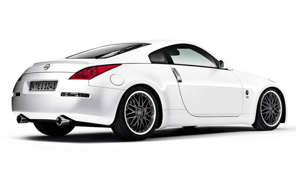 Vor weißem Hintergrund steht ein weißer Nissan 350Z, die Ansicht ist von schräg hinten.