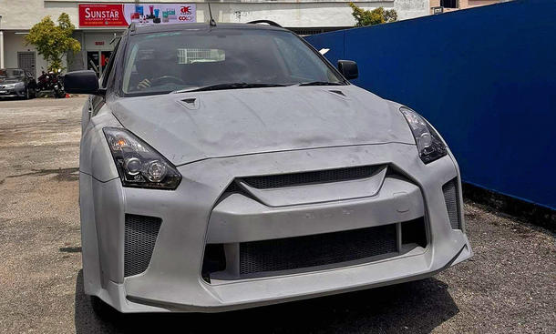 Der Nissan Murano GT-R stehend von vorne.