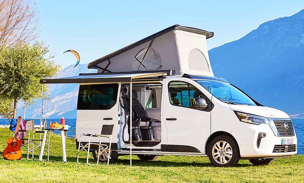Die Außenaufnahme zeigt den stehenden Nissan Primastar Seaside by Dethleffs (2022) von schräg seitlich mit ausgefahrenem Aufstelldach.