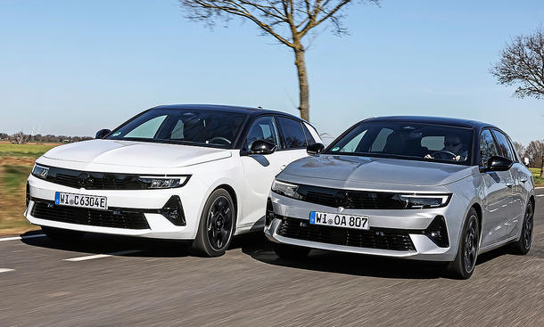 Blick von schräg vorne auf den Opel Astra Plug-in-Hybrid und den Opel Astra 1.2 Turbo Hybrid 48V.