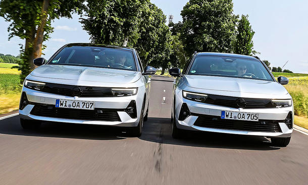 Blick von vorne auf die beiden fahrenden Kombis Opel Astra Sports Tourer Diesel und Mildhybrid.