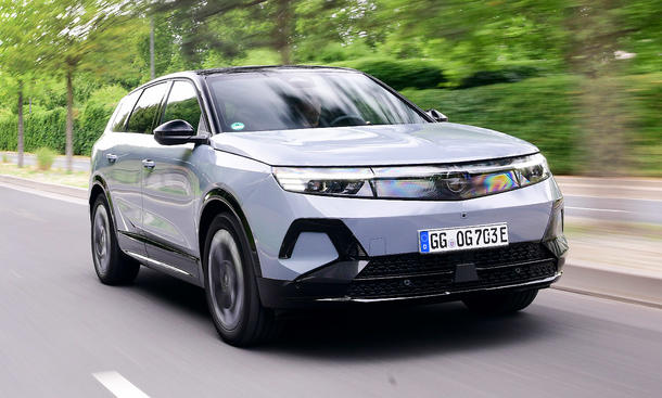 Der Opel Grandland Electric AWD (2025) fahrend von schräg vorne fotografiert.