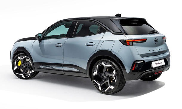Blick von schräg hinten auf den Opel Mokka GSE (2025).