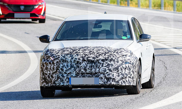 Blick von vorne auf den fahrenden Erlkönig des Peugeot (e-)308 Facelift (2026).