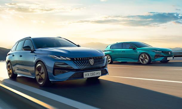 Blick von schräg vorne auf die beiden Modelle Peugeot (E-)308 und (E-)308 SW Facelift (2026), die nebeneinander herfahren.