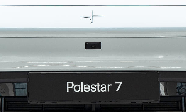 Montage, die den Modellnamen Polestar 7 auf der Front des Polestar 4 zeigt.