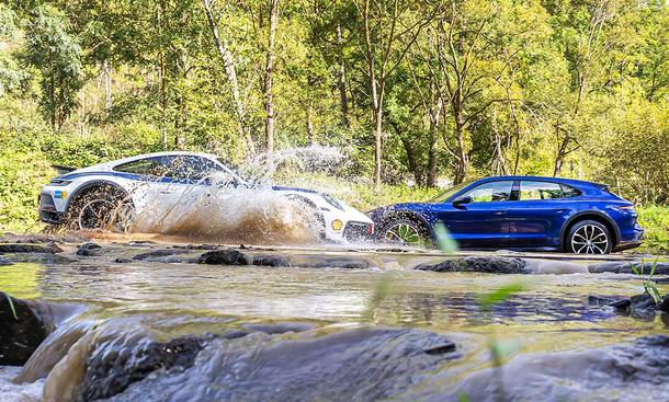 Porsche 911 Dakar/Porsche Taycan Cross Turismo; fahrend durch eine Flussfuhrt, Wasser spritzt