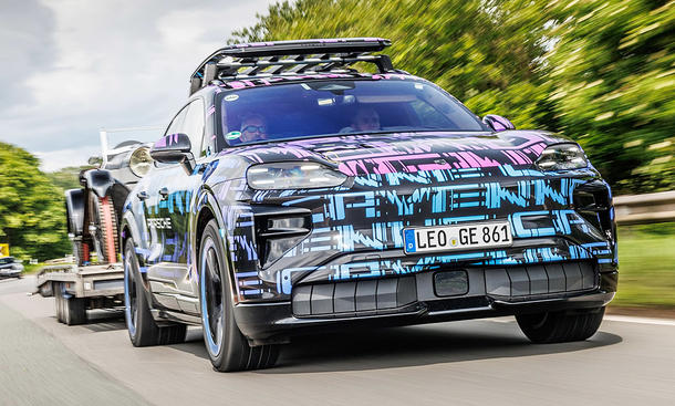 Der Porsche Cayenne Electric (2026) fahrend von schräg vorne.