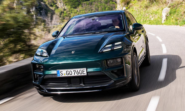 Porsche Macan Turbo (2024); fahrend, Frontansicht