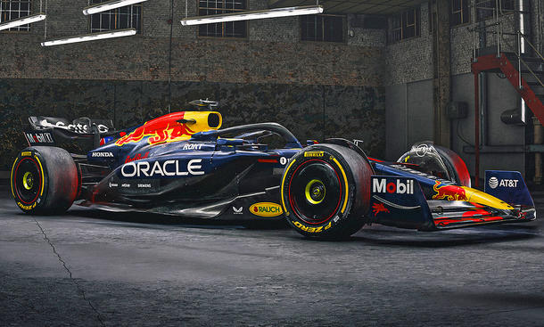 Der Red Bull RB21 stehend von vorne.