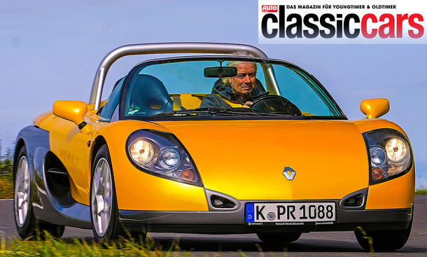 Der Renault Sport Spider fahrend von schräg vorne fotografiert.