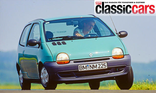 Der Renault Twingo 1 (1993-2007) fahrend von schräg vorne fotografiert.
