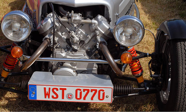 Ein rotes 07-Kennzeichen an einem Oldtimer mit V-Motor, man sieht einen Ausschnitt der Front.