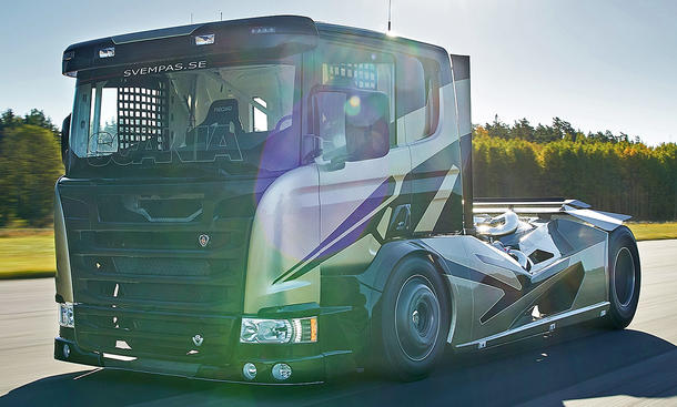 Der Scania Chimera fahrend von vorne.