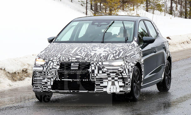 Blick von schräg vorne auf den fahrenden Erlkönig des Seat Ibiza Facelift (2025).