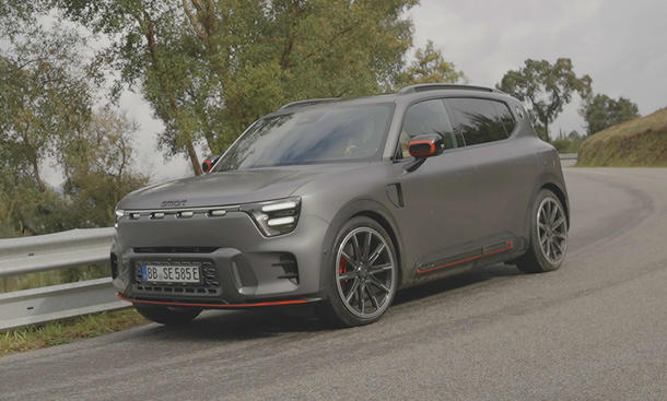 Smart #5 Brabus (2025) fährt um die Kurve von schräg vorne fotografiert.