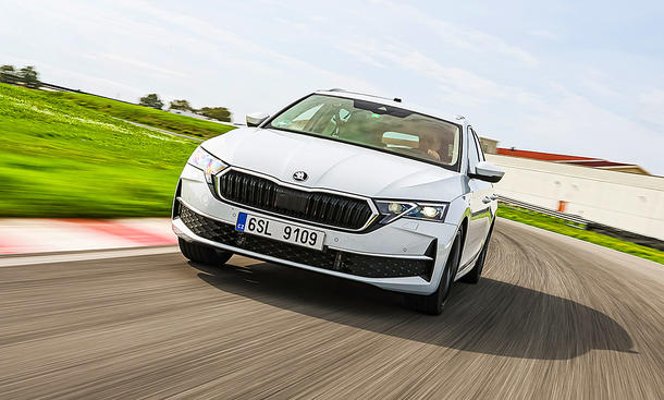 Das Bild zeigt das Testauto Skoda Octavia Combi um eine Rechtskurve fahrend von schräg vorne links fotografiert während des Trocken-Handlingtests im Zuge des Sommerreifen-Tests 2025.