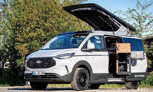Die Außenaufnahme zeigt den Spacecamper Classic+ Ford (2025) von schräg vorne.