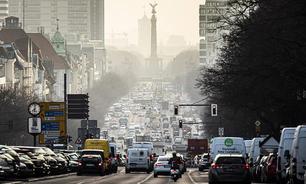 Eine vielbefahrene Straße mit vielen Fahrzeugen.