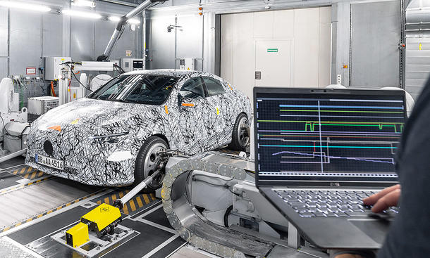 Ein Erlkönig des Mercedes CLA (2025) steht auf dem Prüfstand. Im Vordergrund ist ein Laptop mit Grafiken zu sehen, der von einem Mercedes-Mitarbeiter gehalten wird.