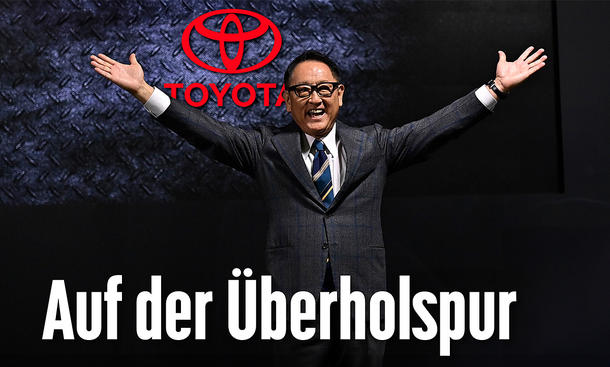 Akio Toyoda streckt triumphierend die Hände hoch.