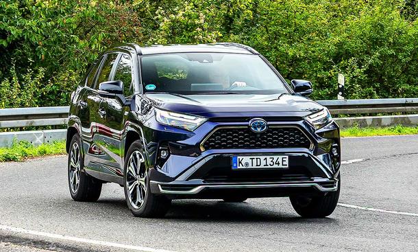 Blick von schräg vorne auf den fahrenden Toyota RAV4.