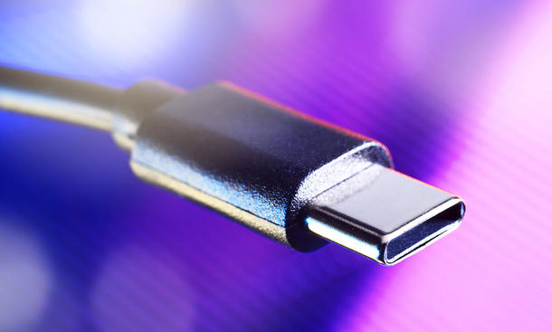 Die Nahaufnahme zeigt ein USB-C-Ladekabel, wie es im Auto Verwendung findet.
