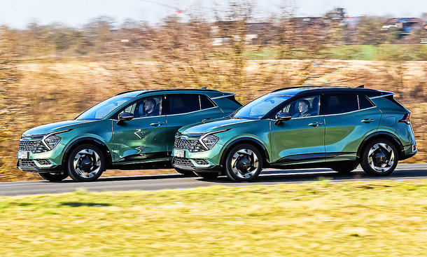 Blick von schräg vorne auf die beiden fahrenden Kia Sportage 1.6 T-GDI Plug-in-Hybrid und 1.6 CRDi 48V AWD.