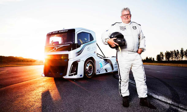 Blich von schräg vorne auf den Volvo "The Iron Knight", davor posiert der Rennfahrer Boije Ovebrink
