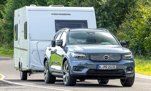 Volvo XC40 Recharge Pure Electric Twin Motor mit Weinsberg CaraCito 450 FU
