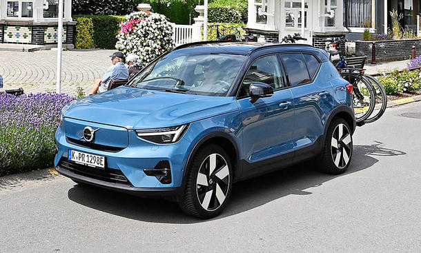 Der Volvo XC40 Recharge Extended Range statisch von schräg vorne fotografiert mit einem Fahrradträger auf der Anhängerkupplung.